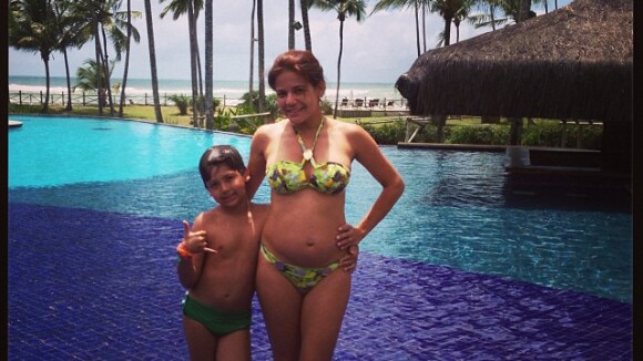 Nivea Stelmann, grávida, posa com filho durante viagem à Bahia: '2kg em 4 meses'