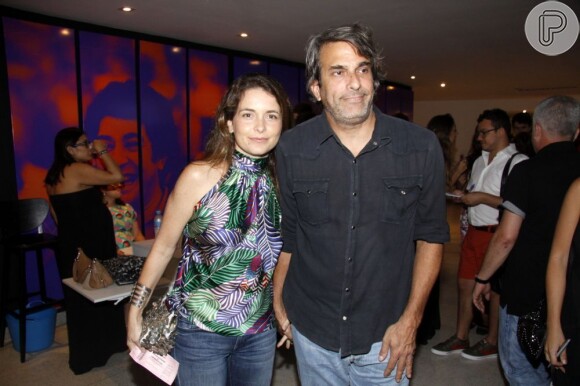 Cláudia Abreu prestigia o show com o marido, José Henrique