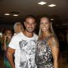 Diogo Nogueira posa para foto com a mulher, Milena