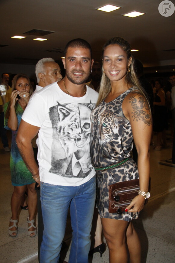 Diogo Nogueira posa para foto com a mulher, Milena