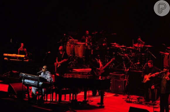 Stevie Wonder toca piano em show