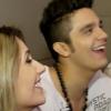 Luan Santana e namorada, Jade Magalhães, assistem a video de depoimentos de amigos falando sobre a vida do cantor