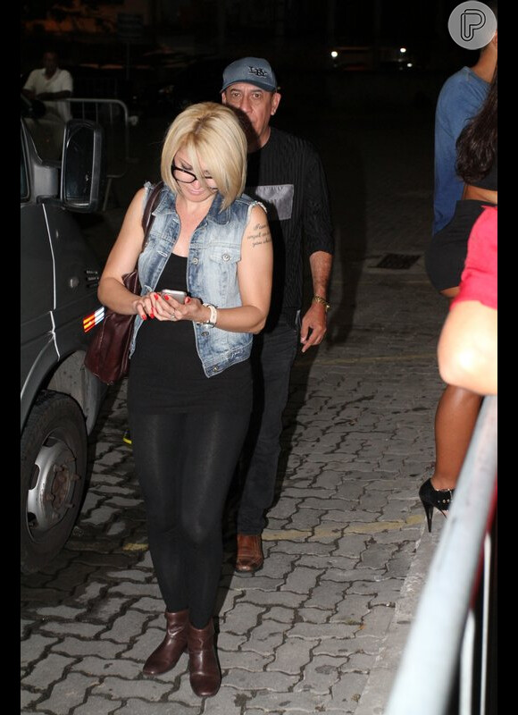 Antonia Fontenelle mexe no celular antes do show do Harmonia do Samba em 14 de outubro de 2013