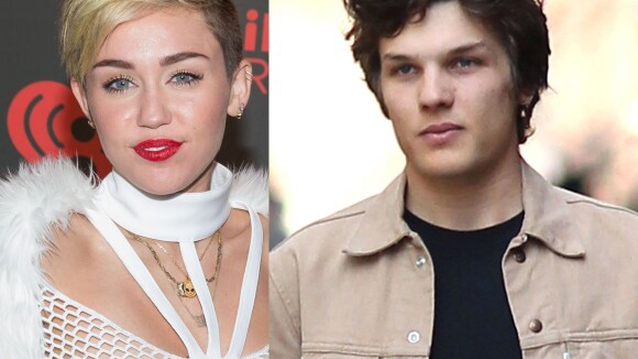Miley Cyrus está namorando Theo Wenner: 'Ela está caidinha por ele', diz fonte