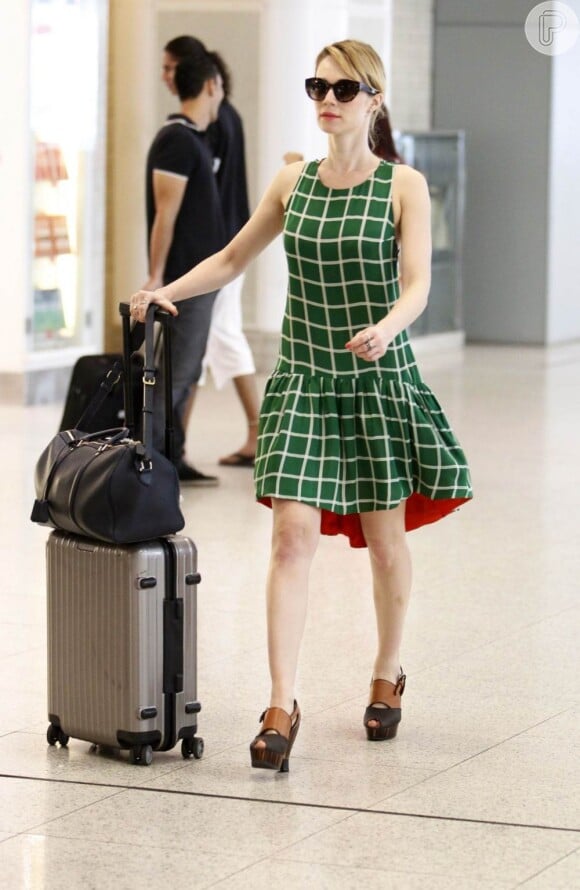 Mariana Ximenes caminha pelo aeroporto com visual estiloso