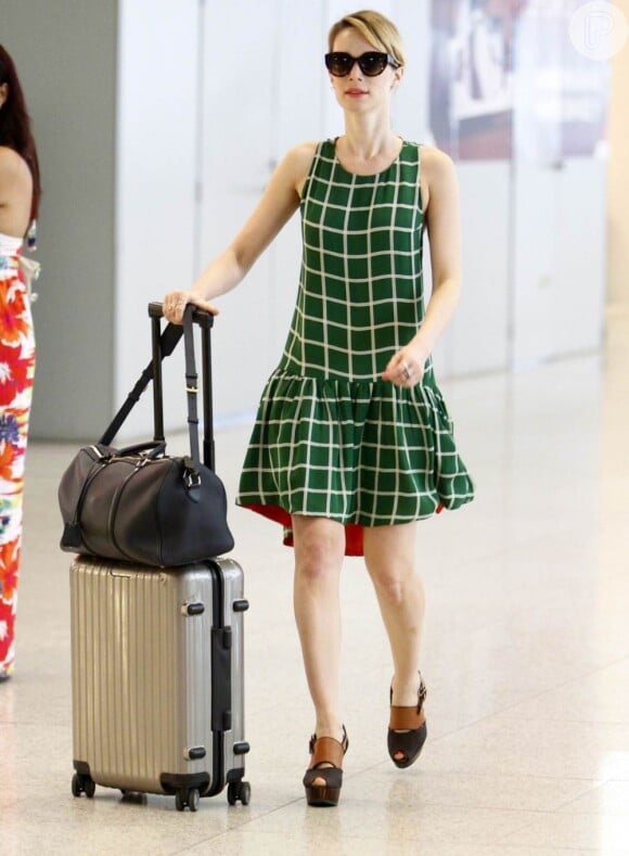Mariana Ximenes carrega as malas no aeroporto