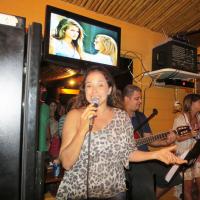 Daniela Mercury canta para Malu Verçosa durante jantar em viagem de lua de mel
