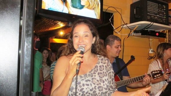 Daniela Mercury canta para Malu Verçosa durante jantar em viagem de lua de mel