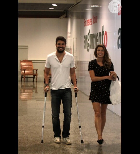Grazi Massafera e Cauã Reymond passeiam por shopping após cirurgia do ator, em 2010