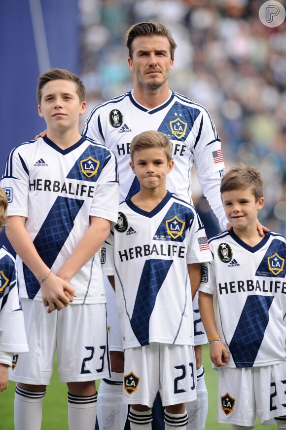David Beckham posando com os filhos Brooklyn, Romeo and Cruz Beckham