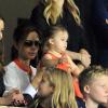 Victoria Beckham e a filha, Harper Beckham, torcem para o pai