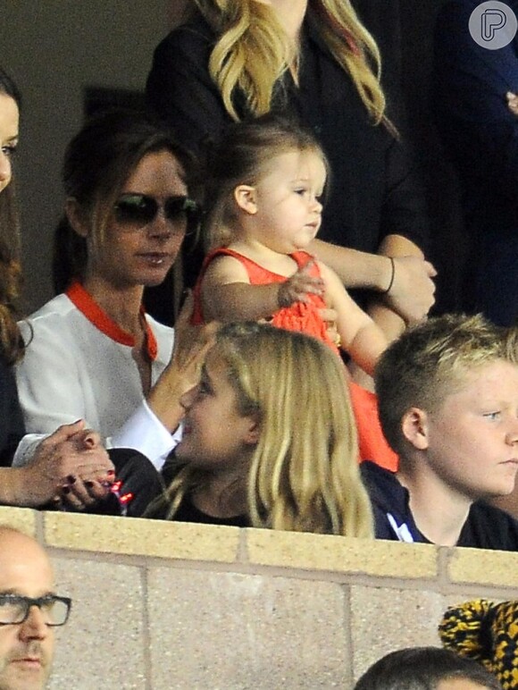 Victoria Beckham e a filha, Harper Beckham, torcem para o pai