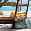 Um dos lugares para descanso do Hotel de luxo nas Ilhas Maldivas, de frente para a praia paradisíaca