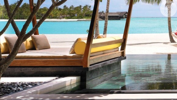 Um dos lugares para descanso do Hotel de luxo nas Ilhas Maldivas, de frente para a praia paradisíaca