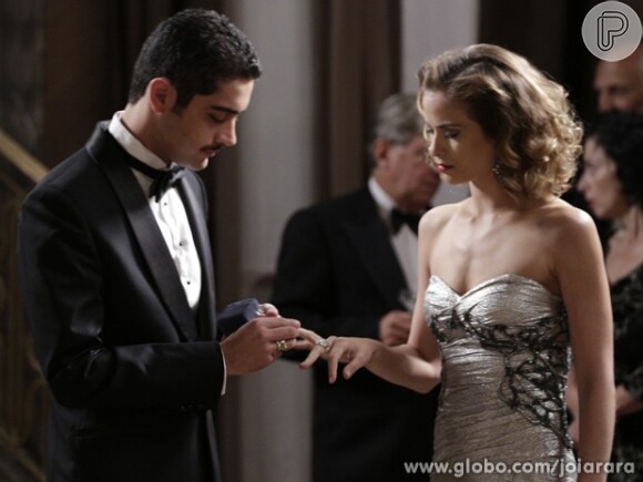 Ernest (José de Abreu) rebate a afronta de Hilda (Luiza Valdetaro) anunciando seu noivado com Décio (Miguel Rômulo), em 'Joia Rara'