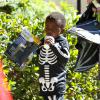 Louis, de 3 anos, usa macacão de esqueleto em festa da escola