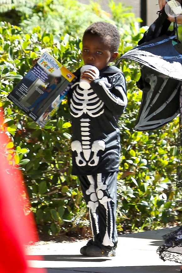 Louis, de 3 anos, usa macacão de esqueleto em festa da escola