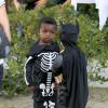 Louis, de 3 anos, conversa com outro menino, vestido de Batman