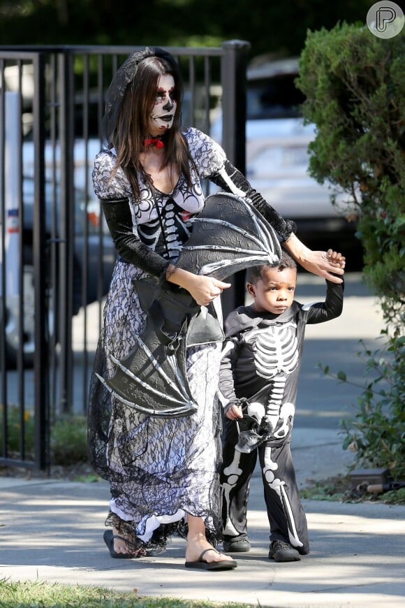 Sandra Bullock e o filho, Louis, vão fantasiados à festa de Halloween do colégio dele, em Los Angelas, em 19 de outubro de 2013