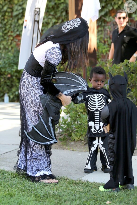 Sandra Bullock chega à festa com o filho