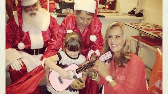 Rafaella Justus ganha violão rosa de presente de Natal da avó Helô Pinheiro