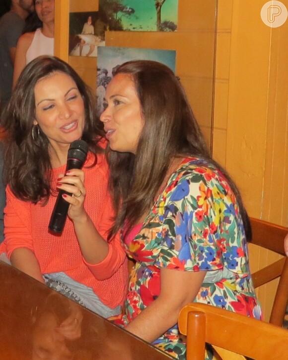 Patrícia Poeta cantou com uma amiga em uma pousada de Noronha