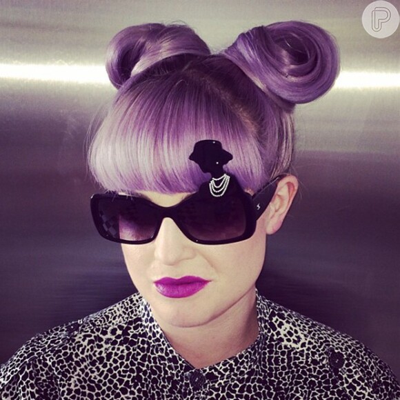Kelly Osbourne compartilhou em sua rede social sua mais nova aquisição: um modelo de óculos da grife Chanel que reproduz a silhueta da estilista Coco Chanel, fundadora da marca