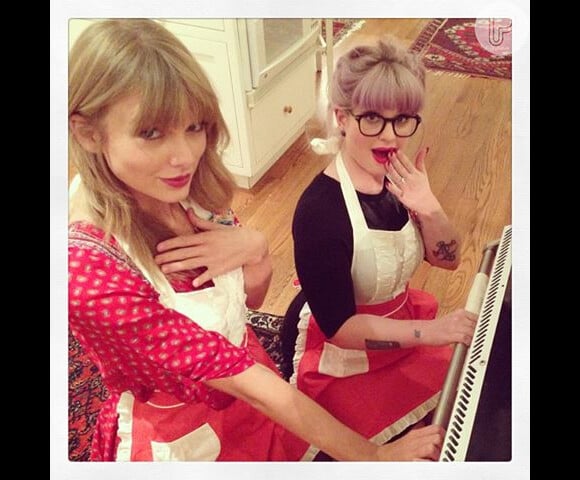 Em recente postagem no Instagram, Kelly Osbourne apareceu cozinhando com a cantora Taylor Swift