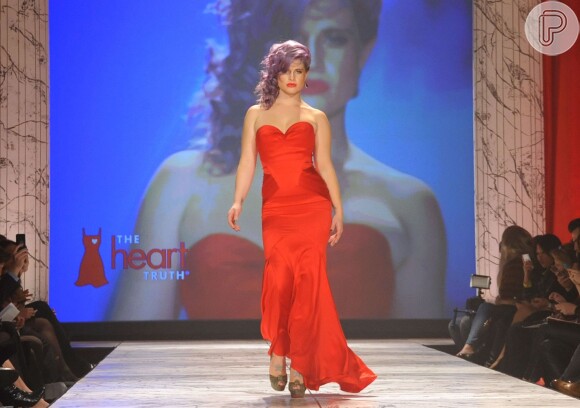 Em fevereiro deste ano, Kelly Osbourne desfilou junto a outras celebridades no evento 'The Heart Truth 2013', realizado em prol da prevenção de doenças cardíacas