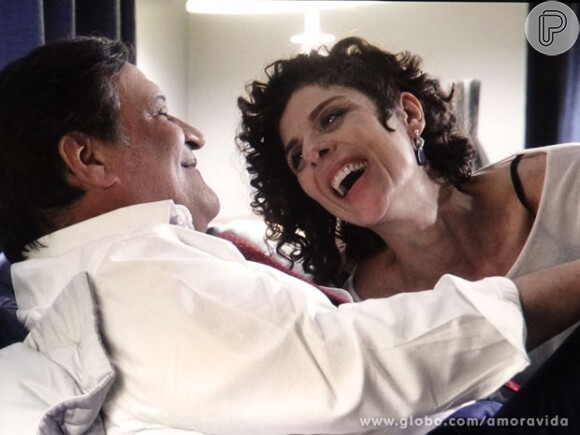 Vega (Christiane Tricerri) quer que Atílio (Luis Melo) abandone Márcia (Elizabeth Savala) para ficar com ela, em 'Amor à Vida'