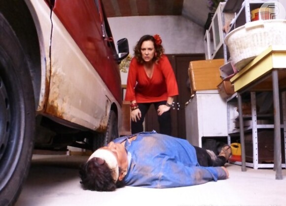 Márcia (Elizabeth Savala) leva Atílio (Luis Melo) para casa, após encontrá-lo na rua, sem documentos e sem memória, em 'Amor à Vida'