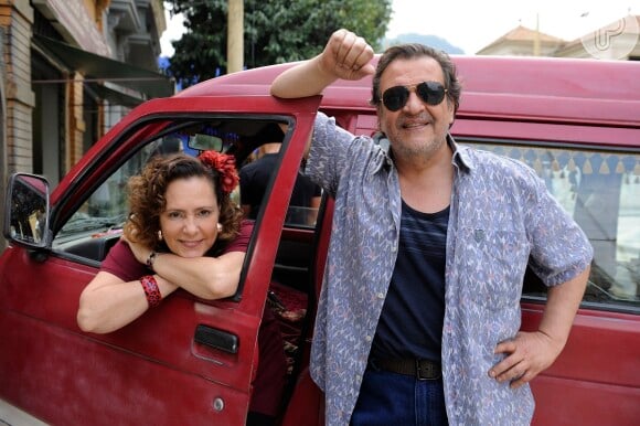 Márcia (Elizabeth Savala) e Atílio/Alfredo Gentil (Luis Melo) fecham uma parceria para vender hot dogs e assumem seu relacionamento, em 'Amor à Vida'
