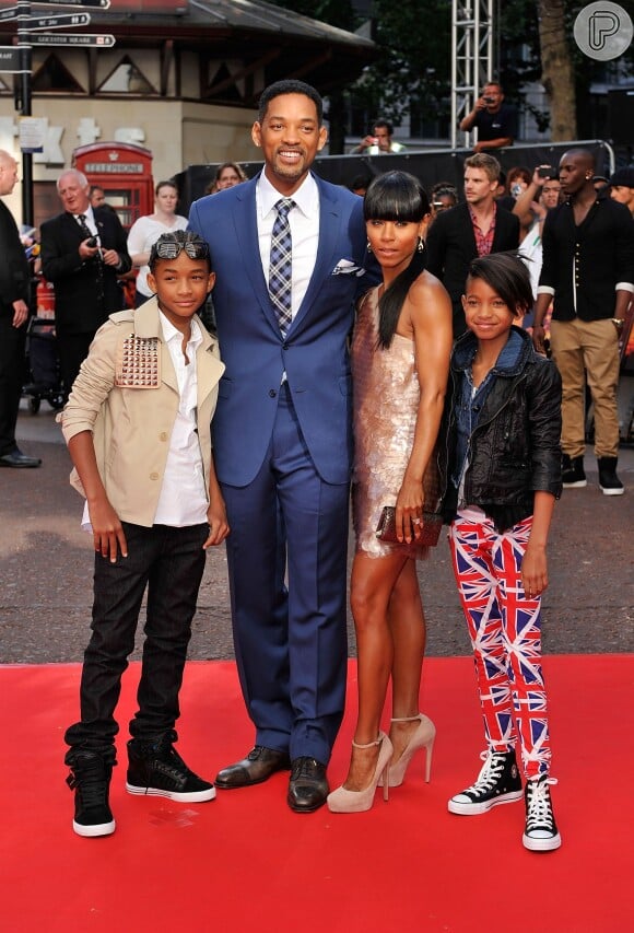 Willow posou com calça patriota e All Star, ao lado dos pais e do irmão Jaden