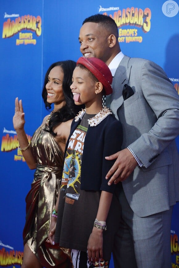 Willow posou com os pais usando uma blusa do filme Star Wars e mostrando a língua