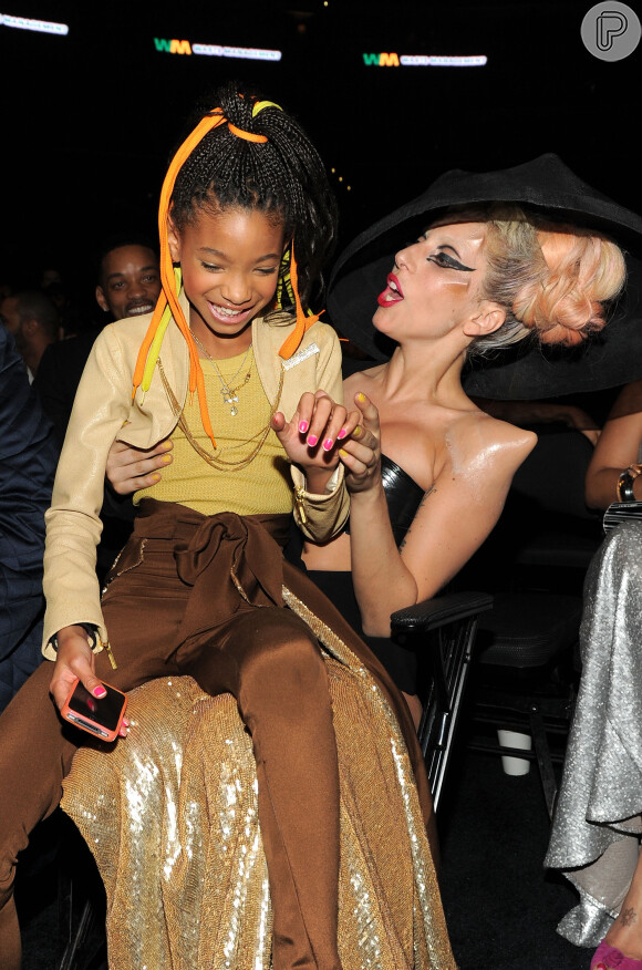 Willow posou com a rainha dos looks irreverentes, Lady Gaga. Será que ela se inspira na cantora ao escolher suas roupas?