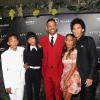 Willow posa com os irmãos Jaden Smith e Trey Smith, o pai, Will Smith, e a mãe, Jada Pinkett Smith, em um evento da Columbia Pictures com Mercedes-Benz