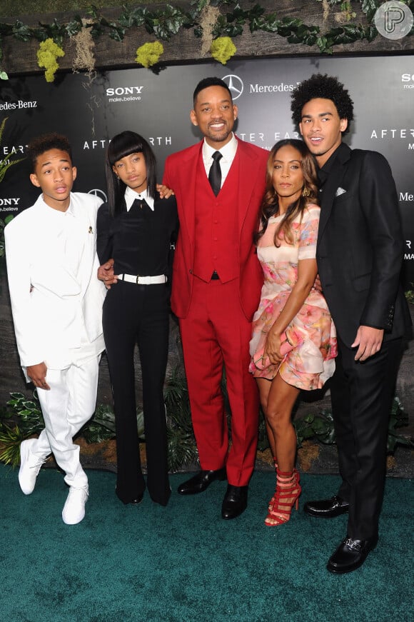 Willow posa com os irmãos Jaden Smith e Trey Smith, o pai, Will Smith, e a mãe, Jada Pinkett Smith, em um evento da Columbia Pictures com Mercedes-Benz