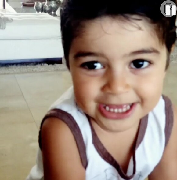 Juliana Paes posta vídeo no Instagram em que o filho Pedro, de dois anos, aparece cantando a música 'Vagalumes', da banda Pollo, em 24 de outubro de 2013