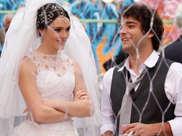 Isabelle Drummond e Humberto Carrão também fizeram par romântico em 'Cheias de Charme' (2012). Cida e Elano se casaram no último capítulo da novela
