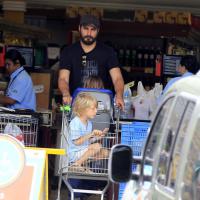 Thiago Lacerda, no ar em 'Joia Rara', leva os filhos ao supermercado, no Rio