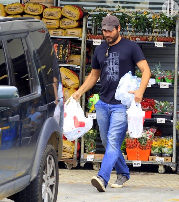 Thiago Lacerda carrega sacolas com compras