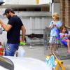 Thiago Lacerda vai ao supermercado com os filhos Gael e Cora