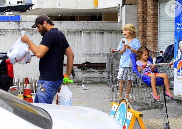 Thiago Lacerda vai ao supermercado com os filhos Gael e Cora