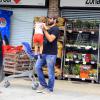 Thiago Lacerda pega a filha, Cora, de 3 anos, no colo