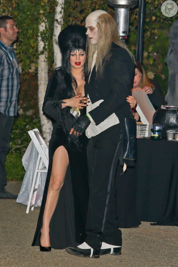 Fergie e Josh Duhamel gostam mesmo de Halloween. Na festa de Kate Hudson, a cantora se fantasiou de Elvira, enquanto o ator se caracterizou como o personagem Riff Raff, de 'The Rocky Horror Picture Show', em 26 de outubro de 2013