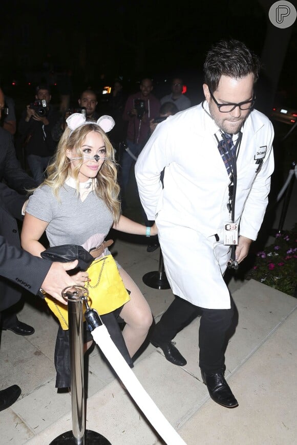 Fofa! Hilary Duff se fantasia de ratinho para festa de Halloween em Beverly Hills, em Los Angeles, no dia 25 de outubto de 2013