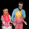 Não são três pessoa! São Sacha Baron Cohen e a mulher, Isla Fisher, bem disfarçados para uma festa de Halloween em Los Angeles, nos Estados Unidos, em 25 de outubro de 2013