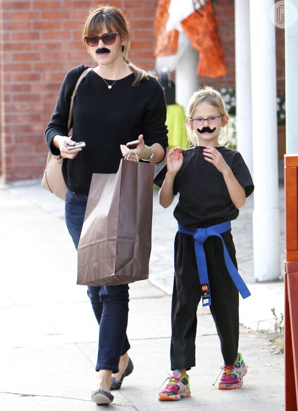 Simples, mas fofo! Jennifer Garner saiu para passear com a filha, Violet, usando bigodes, em Los Angeles, no dia 25 de outubro de 2013