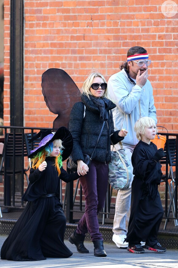 Naomi Watts aparece de asas ao lado de Schreiber no espírito do Halloween. A atriz está com os filhos Alexander, fantasiado como o personagem que representa a Morte, e Samuel, vestido como uma bruxa, em 27 de outubro de 2013