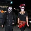 O músico Benji Madden também apostou no rosto pintado como uma caveira mexicana e foi a uma festa de Halloween em Los Angeles, nos Estados Unidos, com uma morena desconhecida